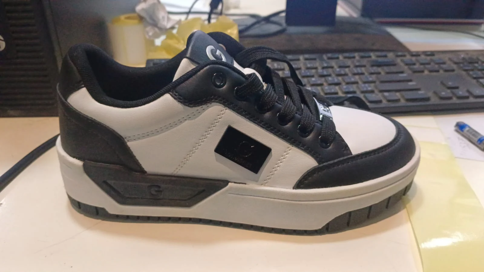 GUESS HEARTLA Sneakers Women GUW557