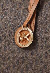 MICHAEL KORS QUINN TOTE - Tote bag - brown MK55 - Image 5