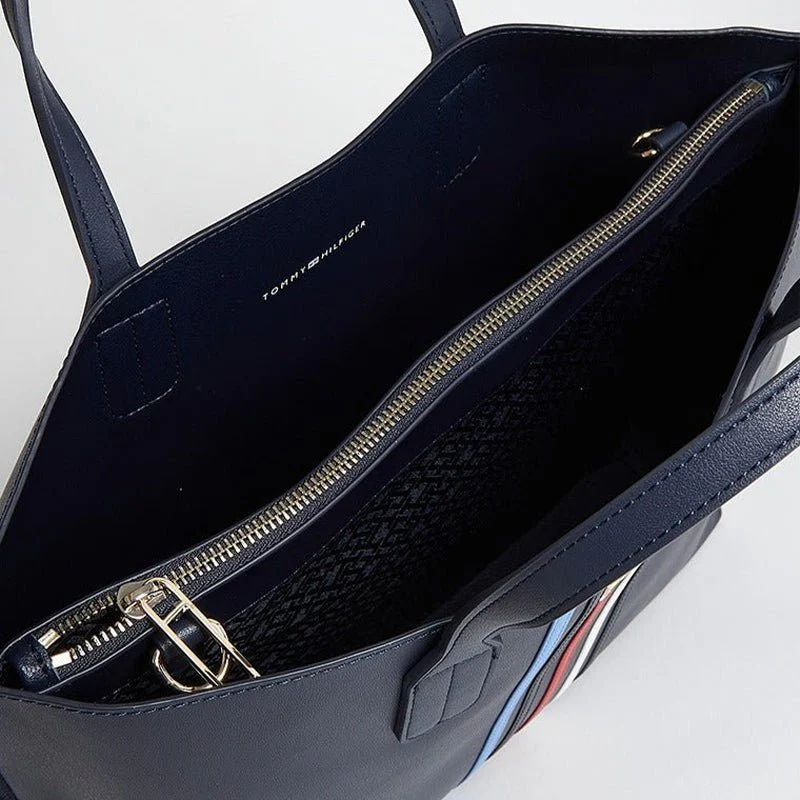TOMMY HILFIGER ICONIC LOGO SHOULDERBAG -Navy- TB5 - Image 3